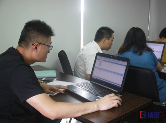 六西格瑪綠帶課程認真聽課的學(xué)員